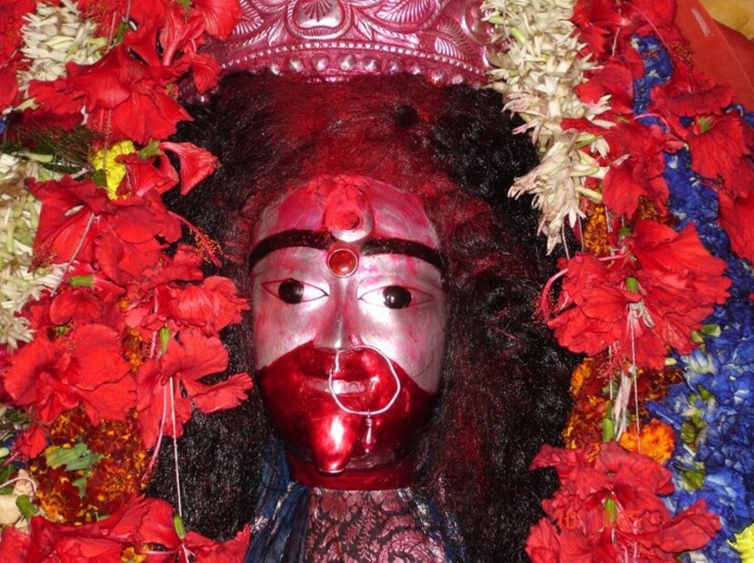 • এই তিথিতেই নাকি তারাপীঠের মহাশ্মশানের শ্বেতশিমূল গাছের তলায় সাধনা করে সিদ্ধিলাভ করেছিলেন সাধক বামাক্ষ্যাপা। সেই বিশ্বাসেই কৌশিকী অমাবস্যাতে লক্ষাধিক পুণ্যার্থীদের ভিড় হয় তারাপীঠে।