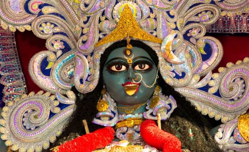 • কালী পূজোর দিন সকাল থেকে সারা রাত একটা ঘিয়ের প্রদীপ ঘরের ঠাকুরের আসনের সামনে জ্বালিয়ে রাখুন, খেয়াল রাখতে হবে সেটা যেন নিভে না যায়। এতে ভাল ফল দেয় ৷