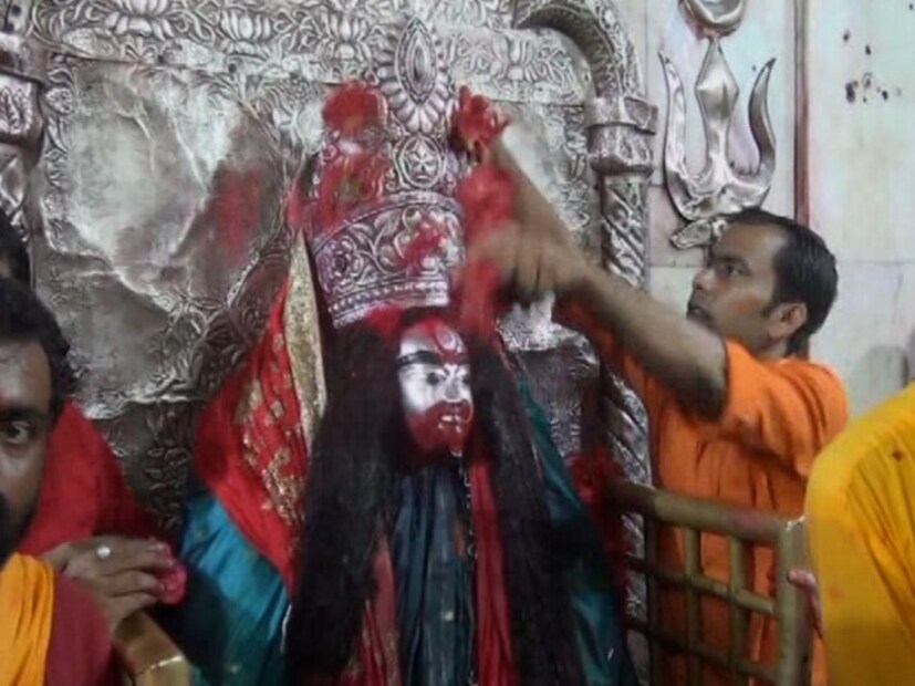 • আজই কৌশিকী অমাবস্যা ৷ আজ রাত ১.৫২ মিনিট থেকে রবিবার রাত ১১.৪৪ মিনিট পর্যন্ত থাকবে এই অমাবস্যা ৷ আর এই উপলক্ষ্যে তারাপিঠে নেমেছে ভক্তের ঢল ৷ কড়া নিরাপত্তায় মুড়ে ফেলা হয়েছে মন্দির চত্বর ৷ কিন্তু জানেন কী, কে এই দেবী কৌশিকী ? কী তাঁর মাহাত্ম্য ? ছবি: News18 Bangla