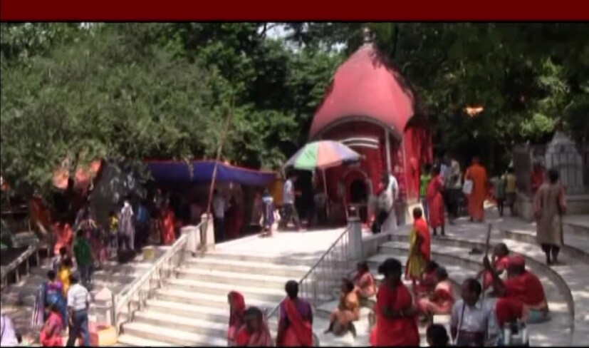 • মা তারার অপর নাম কৌশিকী। পুরাণ মতে, কৌশিকী রূপেই শুম্ভ নিশুম্ভকে বধ করেছিলেন মা তারা। কথিত আছে, এই তিথিতেই তারাপীঠের মহাশ্মশানের শ্বেতশিমূল গাছের তলায় সাধনা করে সিদ্ধিলাভ করেছিলেন সাধক বামাক্ষ্যাপা। সেই বিশ্বাসেই কৌশিকী অমাবস্যাতে লক্ষাধিক পুণ্যার্থীদের ভিড় হয় তারাপীঠে। ছবি: News18 Bangla