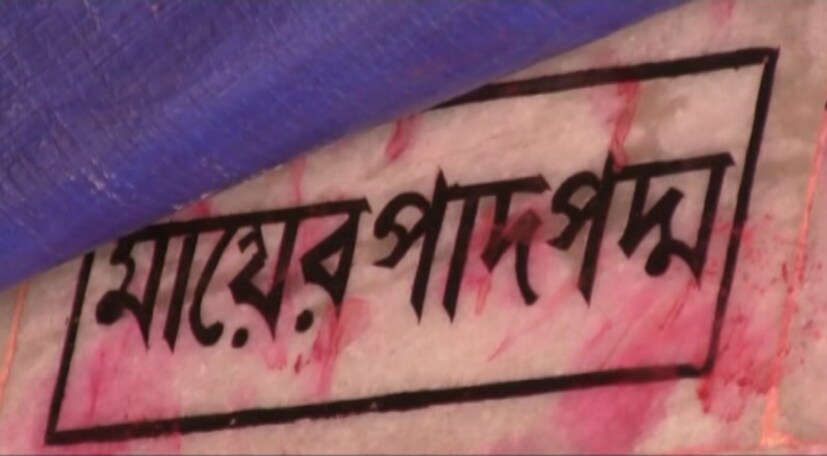 • কৌশিকী অমাবস্যা অন্য সমস্ত অমাবস্যার থেকে একটু আলাদা। কারণ তন্ত্রমতে ও শাস্ত্রমতে ভাদ্র মাসের এই তিথিটি একটু বিশেষ ৷ কারণ অনেক কঠিন ও গুহ্য সাধনায় এই দিনে আশাতীত ফল মেলে ৷ এই দিন সাধকরা কুন্ডলিনী চক্রকে জয় করে ৷ বৌদ্ধ ও হিন্দুতন্ত্রে এই দিনের এক বিশেষ মহাত্ম্য আছে, তন্ত্রমতে এই রাতকে তারারাত্রি বলা হয় ৷ এই রাতের একটি বিশেষ মুহূর্তে স্বর্গ ও নরকের মাঝের দুয়ার উন্মুক্ত হয়, সেই সময় সাধক নিজের ইচ্ছা মতো ধ্বনাত্মক অথবা ঋণাত্মক শক্তি নিজের সাধনার মধ্যে আত্মস্থ করে, ও সিদ্ধি লাভ করে। ছবি: News18 Bangla
