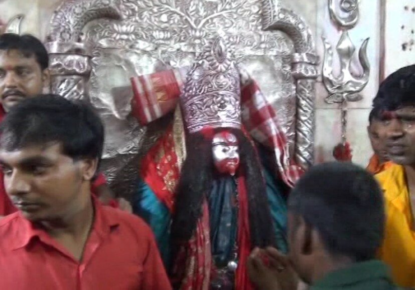 • মা কৌশিকীর জন্মেরও একটা ইতিহাস রয়েছে ৷ মহাসরস্বতী দেবীর কাহিনীতে বলা আছে, পুরাকালে একবার শুম্ভ ও নিশুম্ভ কঠিন সাধনা করে ব্রহ্মাকে তুষ্ট করে ৷ চতুরানন তাদের বর প্রদান করেন যে, কোনো পুরুষ তাদের বধ করতে পারবে না ৷ শুধুমাত্র কোনও অ-যোনি সম্ভূত নারী তাদের বধ করতে পারবে অর্থাৎ এমন এক নারী যে কোনো মাতৃগর্ভ থেকে উৎপন্ন হয়নি ৷ তার হাতেই এই দুই অসুর ভাই এর মৃত্যু হবে ৷ ছবি: News18 Bangla