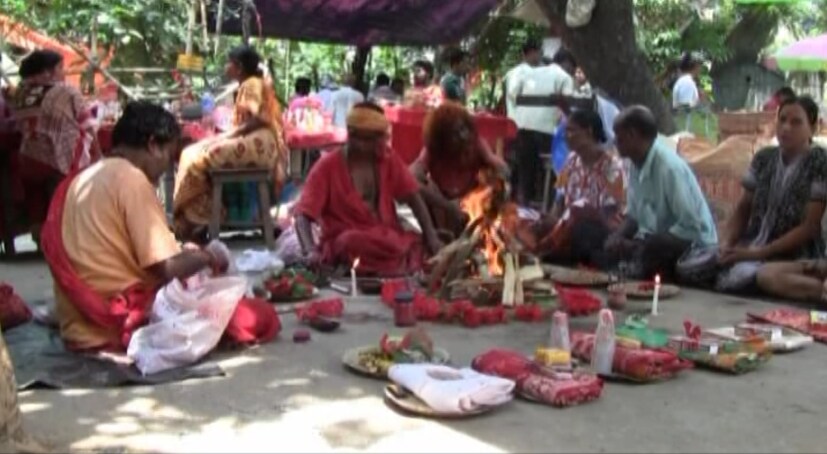 • পৃথিবীতে এমন নারী কোথায়? এমনকি আদ্যাশক্তি মহামায়াও মানকা রানির গর্ভে জন্ম নিয়েছেন ৷ তাই তিনিও ওদের নাশ করতে পারবেন না ৷ তবে কি উপায়? পূর্বজন্মে পার্বতী যখন সতী রূপে দক্ষযজ্ঞস্থলে আত্মাহুতি দেন, তখন এই জন্মে তাঁর গাত্র বর্ণ কালো মেঘের মতো হয় ৷ তাই ভোলানাথ আদর করে তাকে কালিকা বলে ডাকতেন। ছবি: News18 Bangla