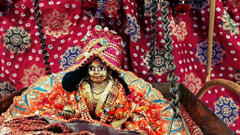 • শ্রীকৃষ্ণের পুজো করার সময় কয়েকটি নিয়ম অবশ্যই মানতে হবে ৷ শাস্ত্রে রয়েছে দুর্ভাগ্যকে, সৌভাগ্যে পরিণত করতে শুধু কৃষ্ণ নামই যথেষ্ট ৷ এদিন নতুন করে সাজিয়ে তুলুন কৃষ্ণ মূর্তিকে ৷ পরান নতুন পোশাক, গয়না ৷ কৃষ্ণকে ভোগ দিন মাখন, মিছরি ৷