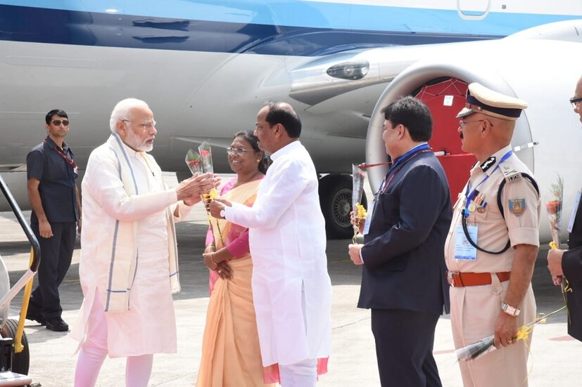 রকারি উদ্যোগে বিশ্বের সবচেয়ে বড় স্বাস্থ্যবিমার সূচনা করতে ঝাড়খণ্ডের প্রভাত তারা ময়দানে পৌঁছলেন প্রধানমন্ত্রী নরেন্দ্র মোদি ৷  (News 18)