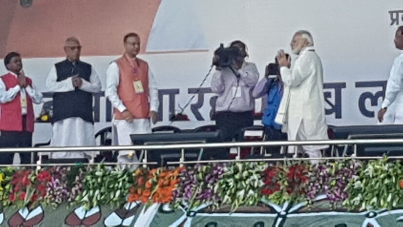 স্থানীয় নেতা নেত্রী মুখ্যমন্ত্রীর সঙ্গে আলাপচারিতায় ব্যস্ত প্রধানমন্ত্রী ৷ (NEWS 18)