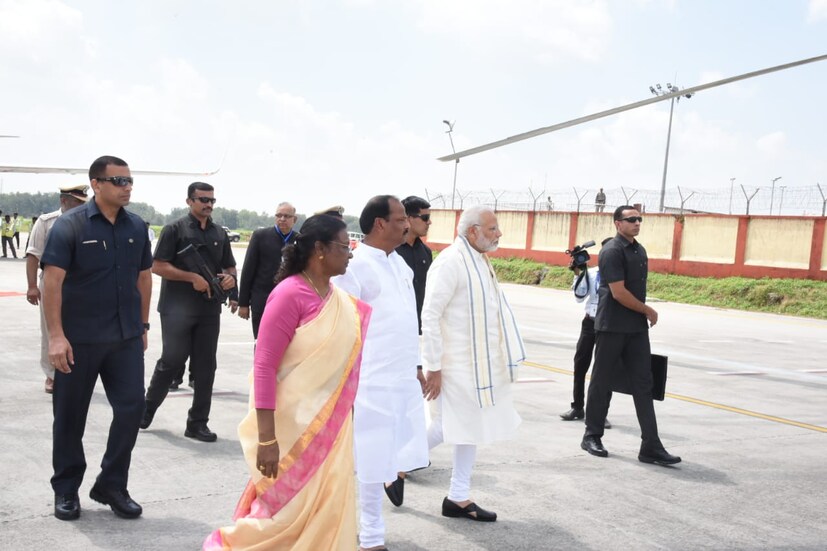 বিশেষত গরীব দু:খীদের জন্যই এই স্কিমের সূচনা করা হয়েছে ৷ প্রত্যেকটি পরিবারকে ৫ লক্ষ টাকা পর্যন্ত স্বাস্থ্যবিমা দেওয়া হবে । (News 18)