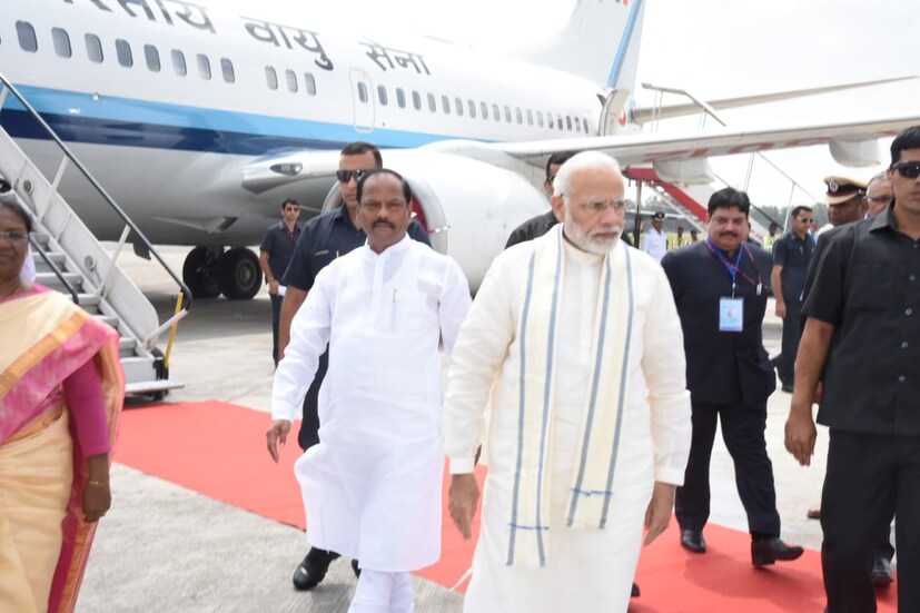 বেশ কয়েকমাস আগে একটি সমীক্ষা প্রকাশ্যে এসেছিল ৷ সেই সমীক্ষা অনুযায়ী, দেশের ১১ হাজার মানুষের চিকিৎসার জন্য বরাদ্দ রয়েছে মাত্র ১জন সরকারি ডাক্তার ৷ পাশাপাশি দেশের প্রত্যন্ত গ্রামের বাসিন্দারা সরকারি চিকিৎসা থেকেই বঞ্চিত রয়েছেন ৷ সেক্ষেত্রে আয়ূষ্মান ভারত সূচনা করার মারফত চিকিৎসকদের ঘাটতি পূরণের চেষ্টা করছে মোদি সরকার ? (News 18)