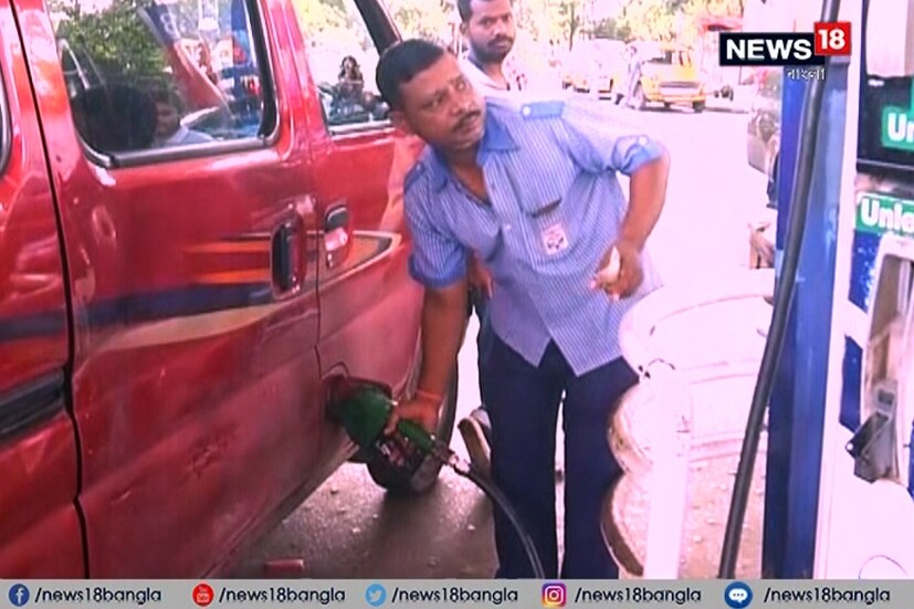  শনিবারও কলকাতা-সহ চারটি মেট্রো শহরেই বেড়েছিল জ্বালানির দাম ৷ যার জেরে মধ্যবিত্তের কপালে চিন্তার ভাঁজ ৷ 