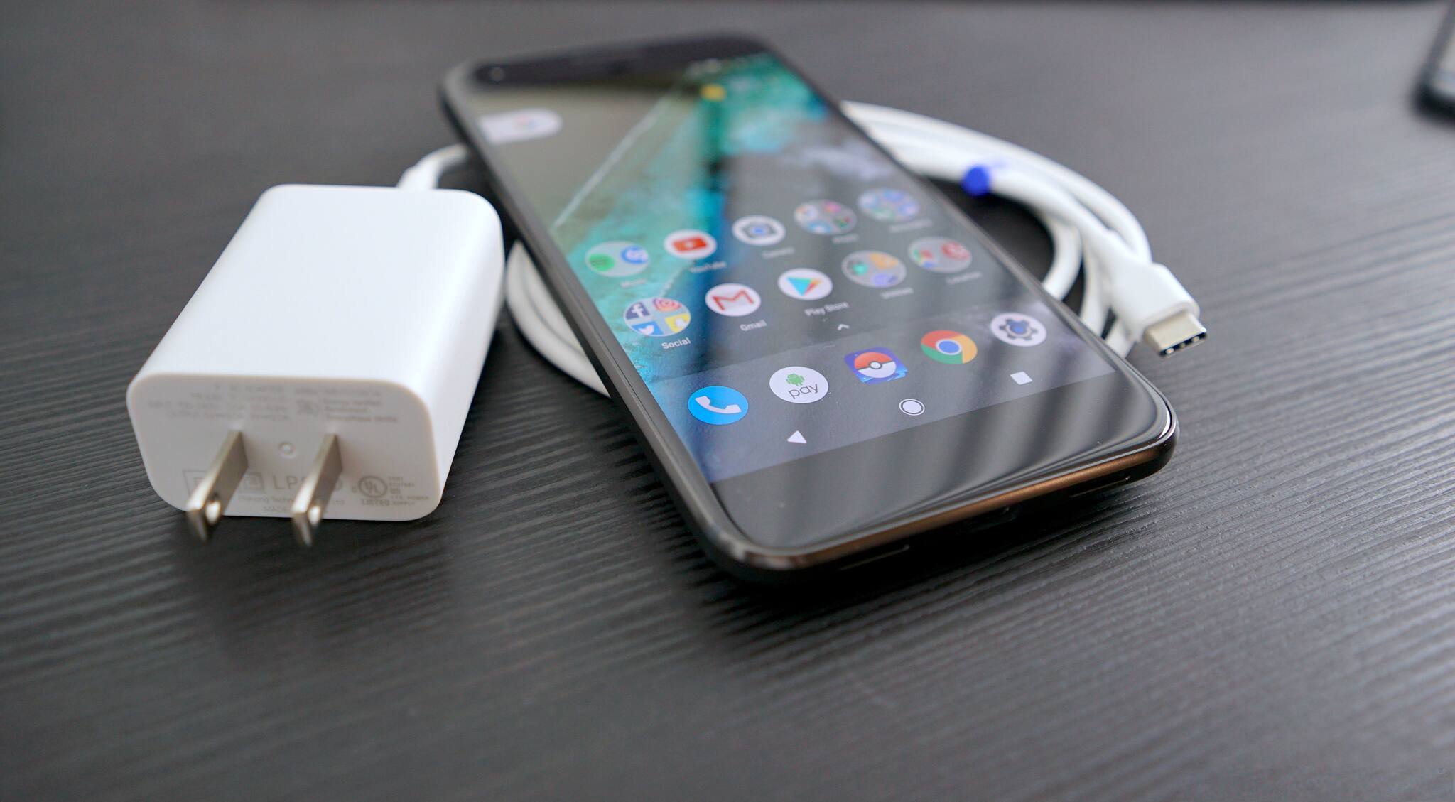 আপনার স্মার্টফোনের চার্জারটি নকল নয় তো! কীভাবে বুঝবেন?– News18 Bengali