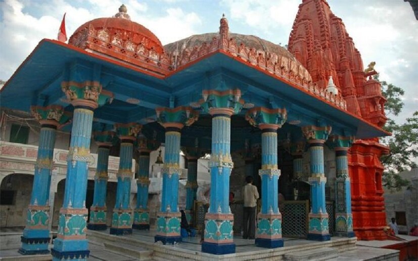 ব্রহ্মা মন্দির পুষ্কর : চতুর্দশ শতাব্দীতে নির্মিত হয়েছে এই মন্দির ৷ এই মন্দিরে বিবাহিত পুরুষের প্রবেশ নিষেধ ৷ কথিত আছে প্রজাপতি ব্রহ্মা তাঁর স্ত্রী দেবী সরস্বতীর সঙ্গে এই পুষ্করে অনেক সময়েই আসতেন ৷ কোনও এক সময়ে দেবী সরস্বতী প্রচণ্ড রেগে গিয়েছিলেন অভিশাপ দিয়েছিলেন তারপর থেকেই বিবাহিত পুরুষদের এই মন্দিরে প্রবেশাধিকার নেই ৷ ছবি সংগৃহীত ৷