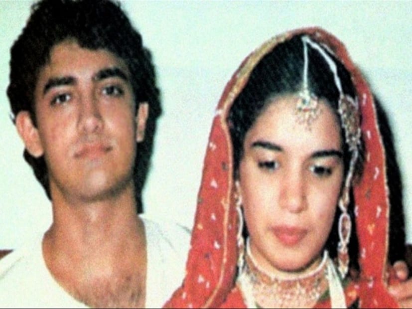 ১৯৮৬ সাল। বলিটাউনের 'মিস্টার পারফেকশনিস্ট' আমির খান তখন সবে ২১-এর তরুণ তুর্কি। কিন্তু ভালবাসা কী আর বাঁধ মানে? ওইটুকুন বয়সেই বিয়ে করলেন প্রথম প্রেম--রিনা দত্তকে।  photo source: News18Network