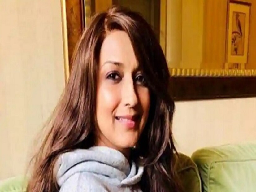 • জুলাই মাসের প্রথম সপ্তাহে হঠাৎই বজ্রপাত ৷ হাজার হাজার ভক্ত, অনুরাগী, শুভাকাঙ্খীর হৃদয় ভেঙে সোনালি জানিয়েছিলেন তিনি ক্যান্সারে আক্রান্ত ৷ ইরফান খানের পর আরও এক বলি-ডিভা ৷ সোশ্যাল মিডিয়ায় এই খবর নিজেই ট্যুইট করে জানিয়েছিলেন সোনালি ৷ ছবি: ইনস্টাগ্রাম ৷