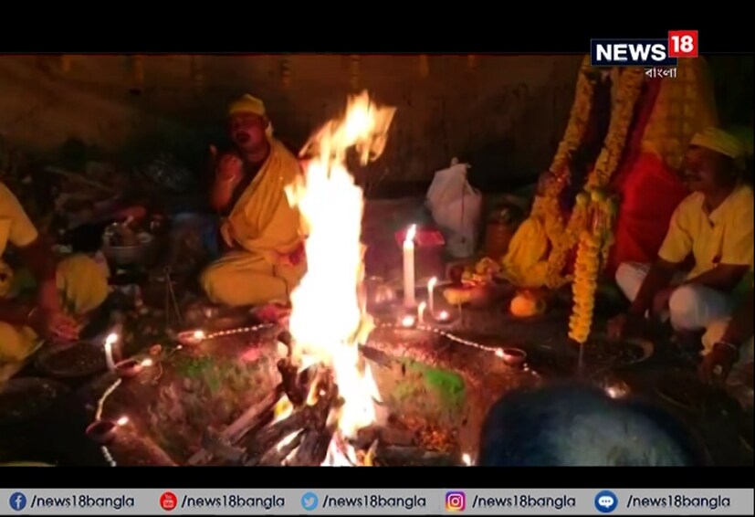 • কৌশিকী অমাবস্যা উপলক্ষ্যে সারা দেশ থেকে তান্ত্রিকরা জড়ো হয়েছেন এই শক্তি পীঠে ৷ মনে করা হয়, এই বিশেষ যোগে তারাপীঠের মহাশ্মশানে তন্ত্র সাধনা করলে সিদ্ধি লাভ হয় ৷ কৌশিকী অমাবস্যার শুভক্ষণ শুরু হতেই হাজারে হাজারে যজ্ঞ কুণ্ড জ্বলে ওঠে মহাশ্মশানে ৷ সারা রাত ধরে চলে হোম, যজ্ঞ, তন্ত্র সাধনা ৷ 