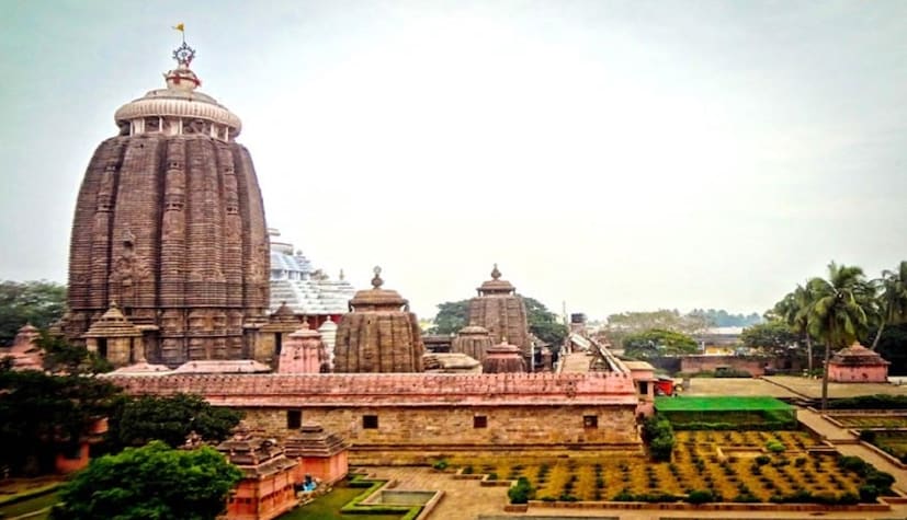 • পুরীর জগন্নাথ মন্দির , উড়িষ্যা: পুরীর মন্দিরের চূড়ার পতাকা হাওয়ার বিপরীত দিকে ওড়ে । কেউ মন্দিরের প্রধান গম্বুজের ছায়া কোনও সময় দেখতে পায় না । মহাপ্রসাদ যখন রান্না হয় তখন ৭ টা হাড়ি একের ওপর এক রাখা থাকে ৷ কিন্তু যেটা সব থেকে ওপরে থাকে সেটা আগে রান্না হয় আর যে হাড়ি নীচে থাকে সেটা সব শেষে রান্না হয় । প্রতিদিন মন্দিরে একই পরিমাণ ভোগ রান্না হয় ৷ যত সংখ্যক ভক্তই আসুক, কোনওদিন তা কম পরে না ৷