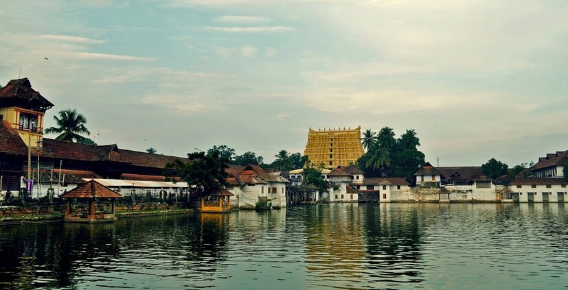 • অনন্ত পদ্মনাভ স্বামী মন্দির , কেরালা: শোনা যায়, এই মন্দিরে ৭টি গুপ্ত কক্ষ আছে ৷ কিন্তু একটি কক্ষের দরজা কোলা যায়নি ৷ দরজায় কোনও তালা বা ছিটকিনি নেই ৷ তবু তা খোলা সম্ভব হয়নি ৷