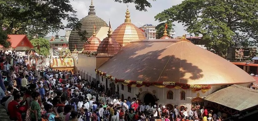 • কামাক্ষা দেবী মন্দির , আসাম: ৫১টি শক্তিপীঠের অন্যতম এই কামাক্ষা মন্দির ৷ এইখানে সতীর যোনি পড়েছিল বলে মনে করা হয় ৷ অম্বুবাচীতে মায়ের ঋতুস্রাবের সময় বন্ধ থাকে মন্দিরের দরজা ৷ এই সময় মন্দিরের অন্দর গর্ভে বয়ে চলা জলের ধারা লাল হয়ে যায় ।