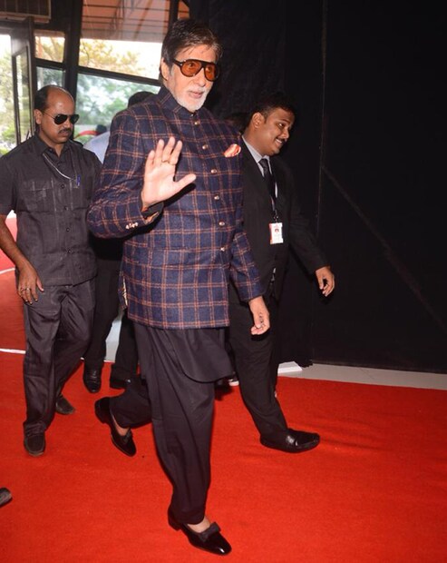 বেশ বড়সড় ট্রেলারে গুলিয়ে গেল কে নায়ক, কে ভিলেন ৷ কখনও নায়ক আমিরকে দেখা গেল ভিলেনের বেশে, তো কখনও আবার তরোয়াল হাতে একেবারে নায়কের কায়দায় অমিতাভ বচ্চন !  (Image: Viral Bhayani) 