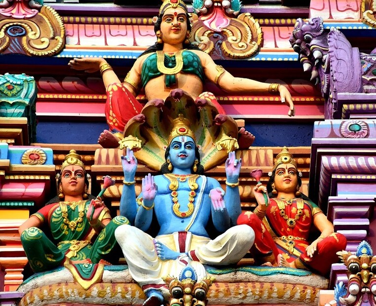 • এই দিন কিন্তু ভগবান বিষ্ণুর পুজো মাস্ট ৷ গলুদ রঙের ফুল দিয়ে বিষ্ণুর পুজো করুন ৷ আরাধনা করার সময় যদি &quot;ওম নামো নারায়ণ&quot;, এই মন্ত্রটি পাঠ করতে পারেন, তাহলে আরও উপকার পাওয়া যায়।