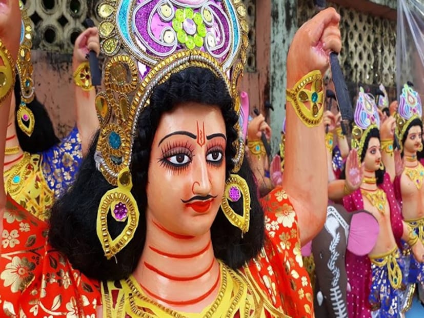 • আজ বিশ্বকর্মা পুজো ৷ প্রতি বছর এই দিনেই কারিগরীর দেবতা বিশ্বকর্মার পুজো হয়ে তাকে ৷ হিন্দু শাস্ত্র অনুযায়ী বিশ্বকর্মা দেবতাদের শিল্পী। তিনি দেবশিল্পী নামে পরিচিত। 