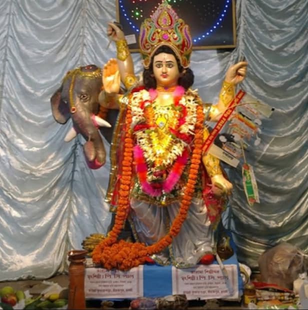 • এবার জেনে নেওয়া যাক, বিশ্বকর্মা পুজোর সহজ মন্ত্র --  দংশপালঃ মহাবীরঃ সুচিত্রঃ কর্মকারকঃ। বিশ্বকৃৎ বিশ্বধৃকতঞ্চ বাসনামানো দণ্ডধৃক। ওঁ বিশ্বকর্মণে নমঃ।