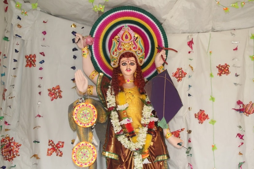 • তিনি "দেবানাং কার্য্যসাধকঃ" অর্থাৎ দেবতাদের শিল্পের কার্য্য সাধক। বিশ্বকর্মার জন্ম বিষয়ে পুরানে নানা আখ্যানের অবতারনা করা হয়। কোনো পুরান মতে তাঁর জন্ম অষ্টবসুর অন্যতম প্রভাসের ঔরসে দেবগুরু বৃহস্পতির ভগিনী বরবর্ণিনীর গর্ভে। ব্রহ্মবৈবর্ত পুরান মতে প্রজাপতি ব্রহ্মার নাভিদেশ থেকে বিশ্বকর্মার উৎপত্তি বলে লেখা আছে। বেদে এই বিশ্বকর্মাকে অজাত পুরুষ বা সনাতন পুরুষ রূপে বর্ণনা করা হয়েছে।