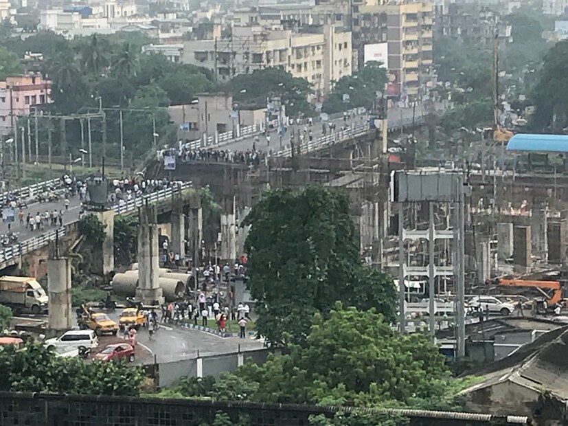 আহত হয়েছেন বেশ কয়েকজন ৷ দুর্ঘটনায় রয়েছে হতাহতের আশঙ্কাও 