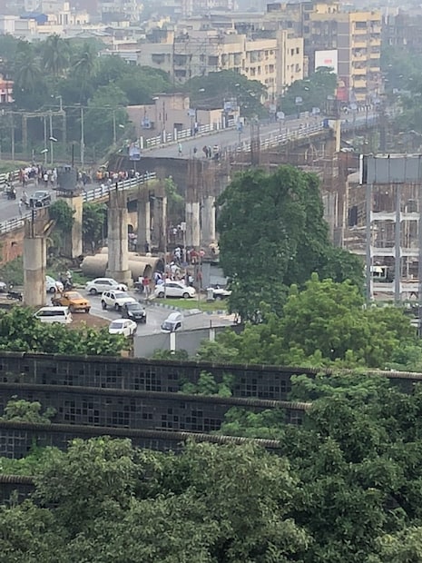 রাস্তা বন্ধ, ফলে আটকে দমকল  ৷ আটকে রয়েছে বিপর্যয় মোকাবিলা বাহিনী ৷