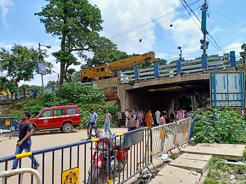 এই রাস্তায় যাতায়াত বন্ধ ৷ মানুষজন হেঁটে এই রাস্তায় যাতায়াত করছেন ৷ এরপর আর বাস-গাড়ি যেতে পারছে না ৷ ব্রিজ ভাঙার ফলে বেশ কয়েকটি রাস্তা বন্ধ ৷ ঘুরপতে হচ্ছে যান চলাচল ৷ Photo : News 18 Bangla.com 
