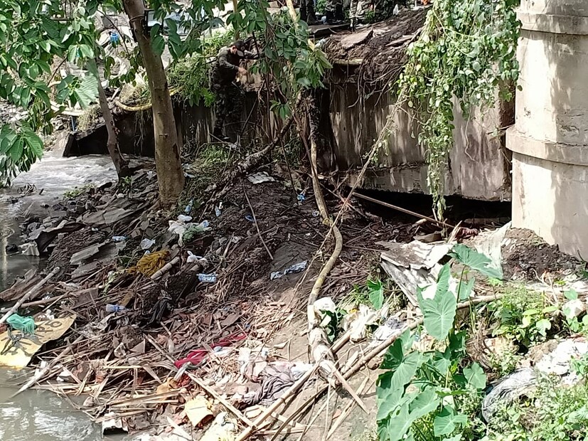 রাত ২টোর সময় ঘটনাস্থলে আসে আরও একটি পেলোডার ৷ আগে একটি পেলোডার কাজ করছিলই ৷ ২ পেলোডার কাজের গতি বাড়ায় ৷ Photo : News 18 Bangla.com