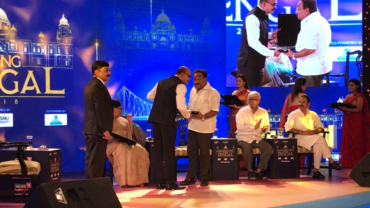 বিতর্ক সভার পর শমীক ভট্টাচার্যের হাতে স্মারক তুলে দিলেন নিউজ 18 বাংলা এডিটর বিশ্ব মজুমদার (Photo News18 Bengali) বিতর্ক সভার পর শমীক ভট্টাচার্যের হাতে স্মারক তুলে দিলেন নিউজ 18 বাংলা এডিটর বিশ্ব মজুমদার (Photo News18 Bengali)