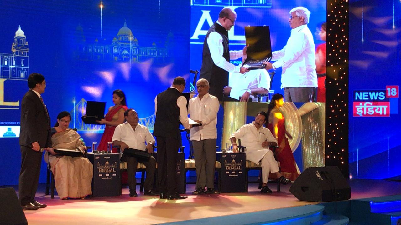 বিতর্ক সভার পর সুজন চক্রবর্তীর হাতে স্মারক তুলে দিলেন নিউজ 18 বাংলা এডিটর বিশ্ব মজুমদার (Photo: News18: Bengali) বিতর্ক সভার পর সুজন চক্রবর্তীর হাতে স্মারক তুলে দিলেন নিউজ 18 বাংলা এডিটর বিশ্ব মজুমদার (Photo: News18: Bengali)