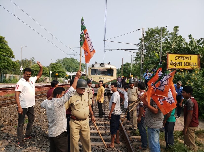 হাওড়ায় রিষড়া ও কোন্নগরে অবরোধের জেরে ট্রেন চলাচল ব্যহত হয়৷ তবে পুলিশি হস্তক্ষেপে পরিস্থিতি স্বাভাবিক হয়৷ (Photo: Sujit Nath, News18)