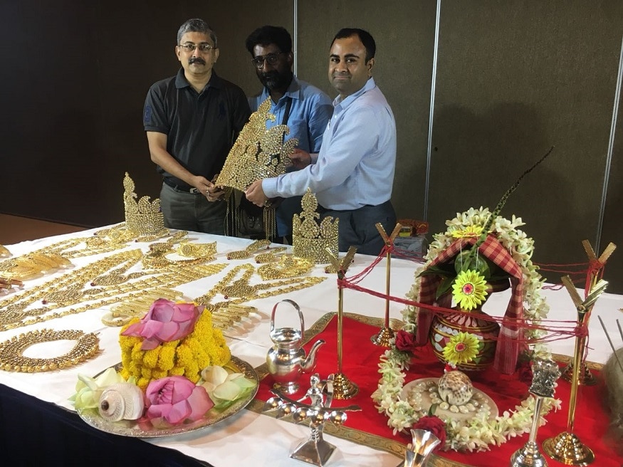 গয়না প্রর্দশন করার সময়ই জানানো হয়েছে যে এই পরিমাণ গয়না ঠাকুরের মুর্তিতে পরনোর পর আর শোরুমে নিয়ে যাওয়া হবে না ৷ এটা দিয়েই হবে নিলাম ৷ নিলামে যে টাকা উঠবে তা পুরোটাই যাবে মেয়েদের শিক্ষার জন্য ৷ অর্থাৎ পুজোয় শুধু প্রতিমাকে গয়না পরানোই নয়, সেই গয়না ব্যবহৃত হবে নারী শক্তির জন্য ৷ মত আহিরিটোলা সর্বোজনীনের কর্তৃপক্ষের ৷ গয়না প্রর্দশন করার সময়ই জানানো হয়েছে যে এই পরিমাণ গয়না ঠাকুরের মুর্তিতে পরনোর পর আর শোরুমে নিয়ে যাওয়া হবে না ৷ এটা দিয়েই হবে নিলাম ৷ নিলামে যে টাকা উঠবে তা পুরোটাই যাবে মেয়েদের শিক্ষার জন্য ৷ অর্থাৎ পুজোয় শুধু প্রতিমাকে গয়না পরানোই নয়, সেই গয়না ব্যবহৃত হবে নারী শক্তির জন্য ৷ মত আহিরিটোলা সর্বোজনীনের কর্তৃপক্ষের ৷