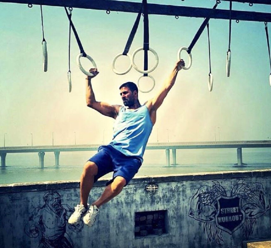 ৩) ব্যক্তিগত জীবনে ভীষণভাবে নিয়ম মেনে চলেন অক্ষয় ৷ প্রতিদিন ভোর ৫টায় ঘুম থেকে উঠে পড়েন ৷ Photo Collected ৩) ব্যক্তিগত জীবনে ভীষণভাবে নিয়ম মেনে চলেন অক্ষয় ৷ প্রতিদিন ভোর ৫টায় ঘুম থেকে উঠে পড়েন ৷ Photo Collected