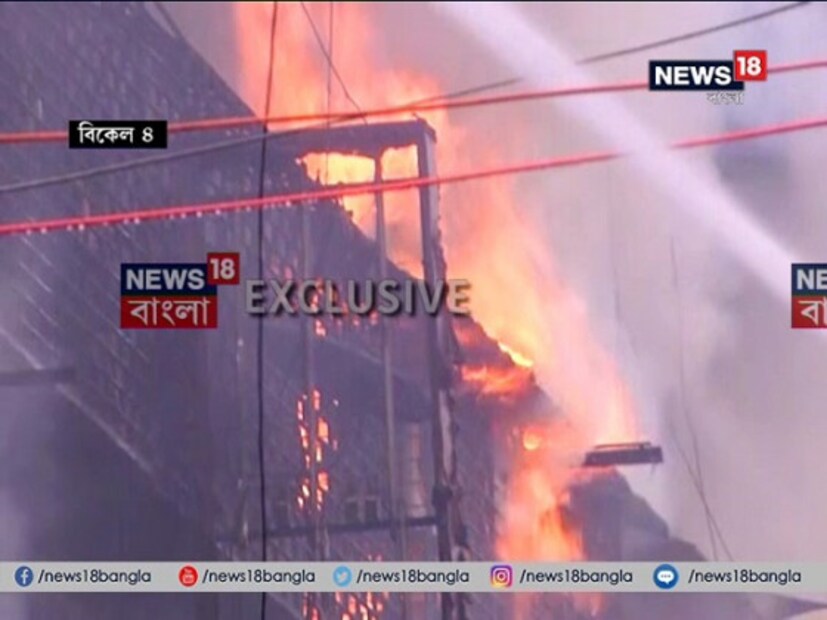 এখনও নিয়ন্ত্রণে এল না বাগরি মার্কেটের আগুন। শনিবার রাত থেকে এখনও জ্বলছে বাগরি মার্কেট। আগুন নেভাতে নাজেহাল দমকলকর্মীরা। আগুনের গ্রাসে কয়েক কোটি টাকার সামগ্রী। সবচেয়ে বেশি ক্ষতি A ও F ব্লকে। ২, ৩ তলায় এখনও জ্বলছে আগুন। ঘটনাস্থলে আছে দমকলের ৩০টি ইঞ্জিন। 