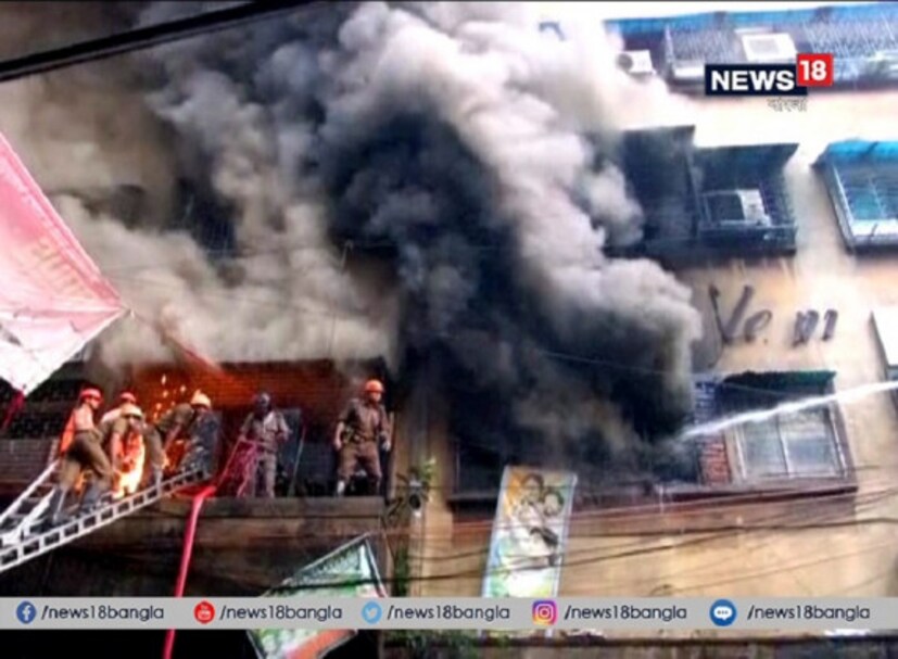 শনিবার মাঝরাতে ফুটপাথে আগুন। সেই আগুনেই ভস্মীভূত বাগরি মার্কেট। ঘণ্টার পর ঘণ্টা চেষ্টা করেও আগুন বাগে আনতে পারেনি দমকল। যত সময় গড়িয়েছে, ততই তা ভয়াবহ আকার নিয়েছে। 