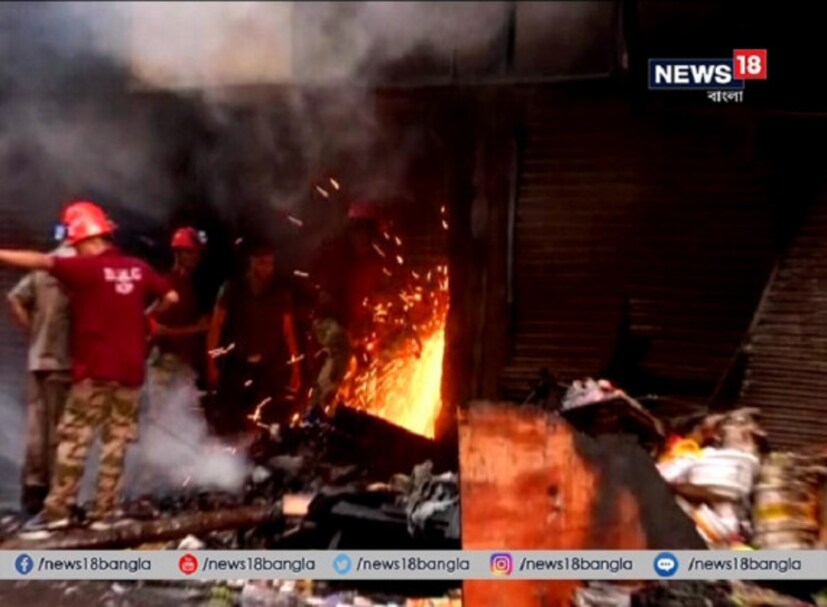 বাগরি মার্কেটে মোট ৮টি ব্লক। কোনওটায় ঠাসা ওষুধ, কোনওটায় চামড়ার সামগ্রী। কোনওটায় পারফিউম-গয়না। নানা রকম দাহ‍্য পদার্থ থাকায় আগুন গিলে খেতে শুরু করে বাগরি মার্কেটকে। ভয়াবহ আগুনে বাগরি মার্কেটের বিভিন্ন জায়গায় ফাটল ধরে যায়