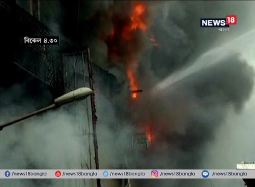  তিনতলায় থেকে ক্রমে আগুন ছড়াতে থাকে। চার তলায় বেশ কিছু অফিস রয়েছে। কিন্তু, পাঁচ ও ছ'তলায়, ডিওডরেন্টের বটলিং প্ল‍্যান্ট। সে সবেও আগুন লেগে যায়। দাউ দাউ করে জ্বলতে থাকে....