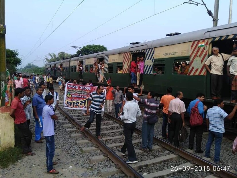 শিয়ালদহ শাখায় বেশ কিছু জায়গায় রেল অবরোধ হয়েছে৷ গুমা, মেচেদা, সোনারপুর, গেদে-সহ বেশ কিচু লাইনে ট্রেন চলাচল ব্যহত (Photo: Sujit Nath, News18)