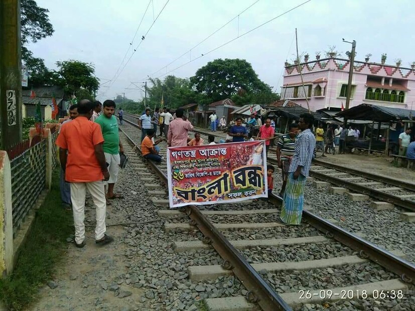ট্রেন চলাচল বিঘ্ন ঘটেছে হাওড়াতেও৷ তবে পুলিশি হস্তক্ষেপে দ্রুত পরিস্থিতি নিয়ন্ত্রণে আসে৷ (Photo: Sujit Nath, News18)