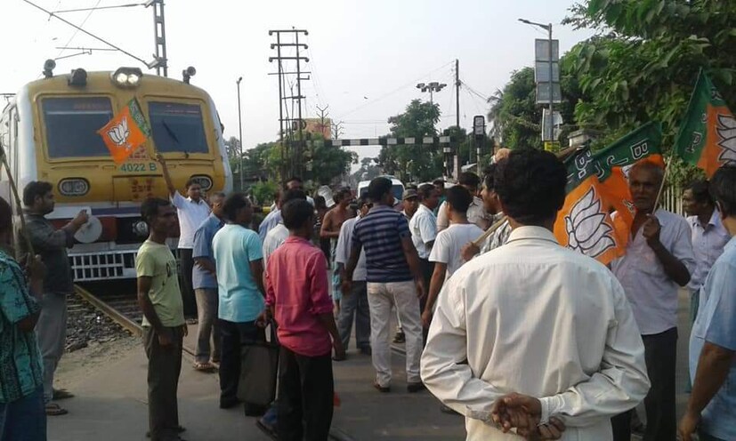 গুমা স্টেশনে অবরোধকারীদের লাঠিপেটা করে পুলিশ৷ পুলিশের হস্তক্ষেপে অবরোধ উঠে যায়৷ পুলিশের সঙ্গে তুমুল ধস্তাধস্তি হয় বিজেপি কর্মী সমর্থকদের৷ (Photo: Sujit Nath, News18