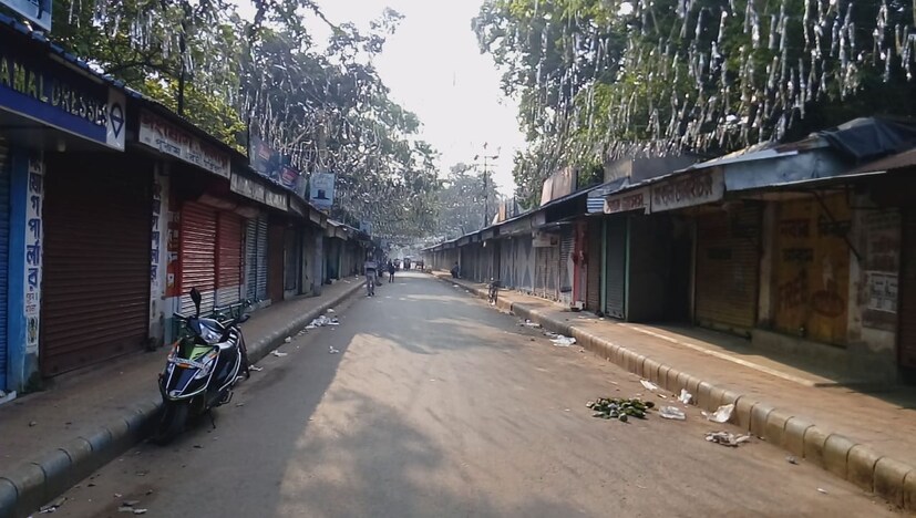 বিজেপির ডাকা ১২ ঘণ্টার বাংলা বনধের জেরে ঝারগ্রামের রাস্তা ঘাট খালি। দকান পাঠও বন্ধো (Photo: Sujit Nath, News18)