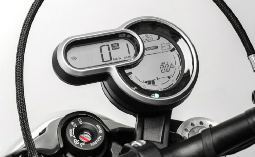 Scrambler 1100 হল ডুকাটির এর আগের মডেল Scrambler 1100-এর চেয়ে বহরে বড়৷ পিছনের সিট বেশ খানিকটা বড়, ফলে কাউকে চাপালে অনায়াসেই বসতে পারবেন৷  ‘X’ হেডলাইটের সঙ্গে পাচ্ছেন স্টিল ট্রেলিস ফ্রেম৷ চাকায় ১০টি স্পোক, সব কটিই অ্যালয় স্টিল৷ বাইকটির ওজন ২০৬ কেজি৷ ছবি সৌজন্য: Ducati