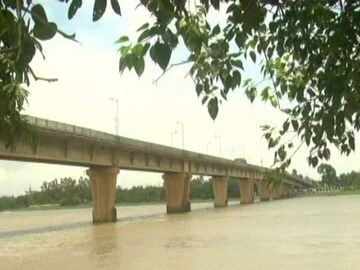 রাজ্যের আরও এক ব্রিজের বেহাল অবস্থা, ভারী গাড়ি গেলেই দুলছে সেতু