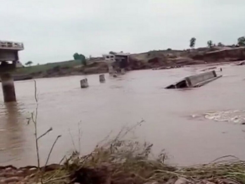 গত কয়েকদিনের ভারী বৃষ্টিতে ওই এলাকার সমস্ত নদী কুনো, চম্বল ও শিপের জলস্তর বেড়ে গিয়েছিল ৷ বর্ষায় ফুঁসছিল নদীগুলি ৷ জেলা কর্তৃপক্ষের তরফে জানানো হয়েছে যে গত কয়েকদিনের ভারী বর্ষণে গ্রামীণ এলাকায় প্রায় ৫০০ বাড়ি ভেঙে পড়েছে ৷ 