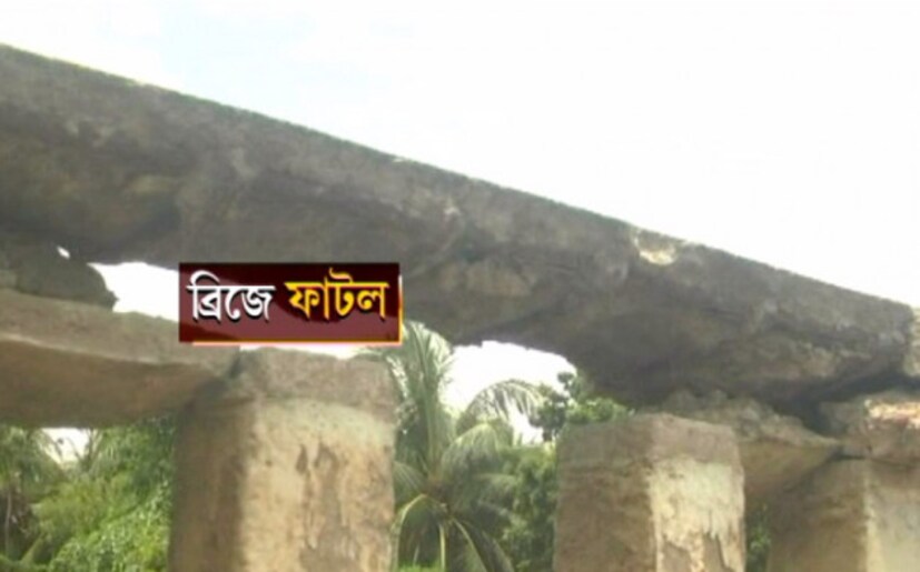 প্রায় দশ বছর ধরে সেতু তৈরির কাজ চলে। নির্মাণ কাজ চলার সময়ও একাধিক দুর্ঘটনা ঘটেছে। ব্রিজের এই হাল দেখে স্থানীয়দের আশঙ্কা, যে কোনও সময় ঘটে যেতে পারে বড় দুর্ঘটনা। স্থানীয়দের অভিযোগ, বেহাল নরঘাট ব্রিজ নিয়ে ভ্রূক্ষেপ নেই প্রশাসনের। 