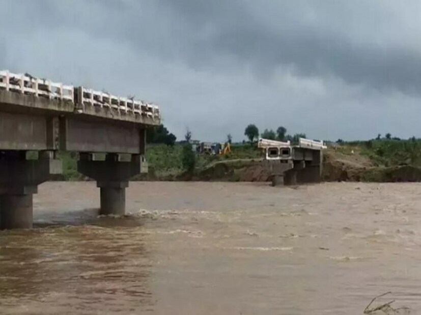 ফের ব্রিজ বির্পযয় ৷ আবার হুড়মুড়িয়ে পড়ে গেল সেতু ৷ এবার ঘটনাস্থল মধ্যপ্রদেশ ৷ কুনো নদীর উপরে তৈরি করা হয়েছিল ব্রিজটি ৷ ভোপালের শিবপুরী জেলার পৌহরী তহশীলের এই ব্রিজকে বিকাশ মডেলের উধারণ হিসেবে দেখানো হয়েছিল ৷ ব্রিজ তৈরির জন্য খরচ করা হয়েছিল ৭.৭৮ কোটি টাকা ৷ কিন্তু ব্রিজ তৈরির কাজ শেষ হওয়ার মাত্র তিন মাসের মধ্যেই ভেঙে পড়ল ব্রিজটি ৷ এলাকায় ভারী বন্যার জেরেই এই  র্ঘটনা বলে মনে করা হচ্ছে ৷