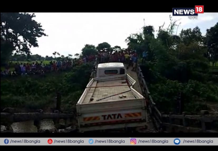 খালগছ-মানগছের সংযোগকারী সেতু। ঘটনাস্থলে পুলিশ-প্রশাসনের আধিকারিকরা।