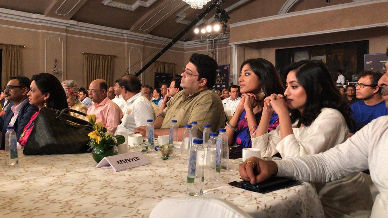 এক মঞ্চে অনেক তারকা৷ রয়েছেন অভিনেতা অম্বরীশ ভট্টাচার্য, অভিনেত্রী পাওলি দাম ও নূসরত -- নিজস্ব চিত্র এক মঞ্চে অনেক তারকা৷ রয়েছেন অভিনেতা অম্বরীশ ভট্টাচার্য, অভিনেত্রী পাওলি দাম ও নূসরত -- নিজস্ব চিত্র